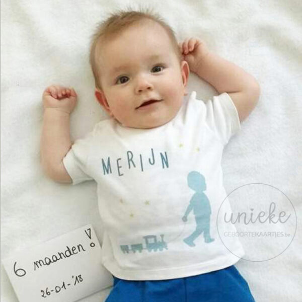 Merijn draagt een t-shirtje passend bij het geboortekaartje