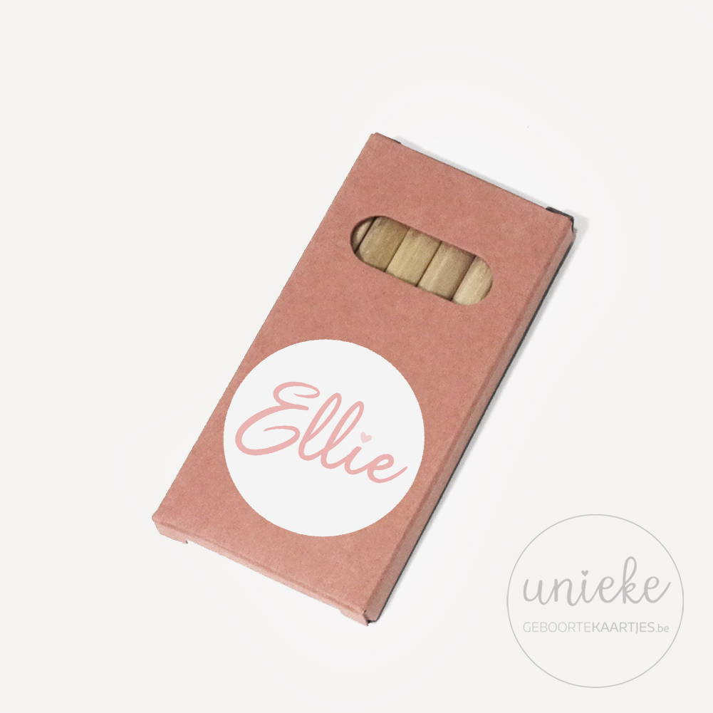 Stickertje Ellie op oudroze pakje potloodjes