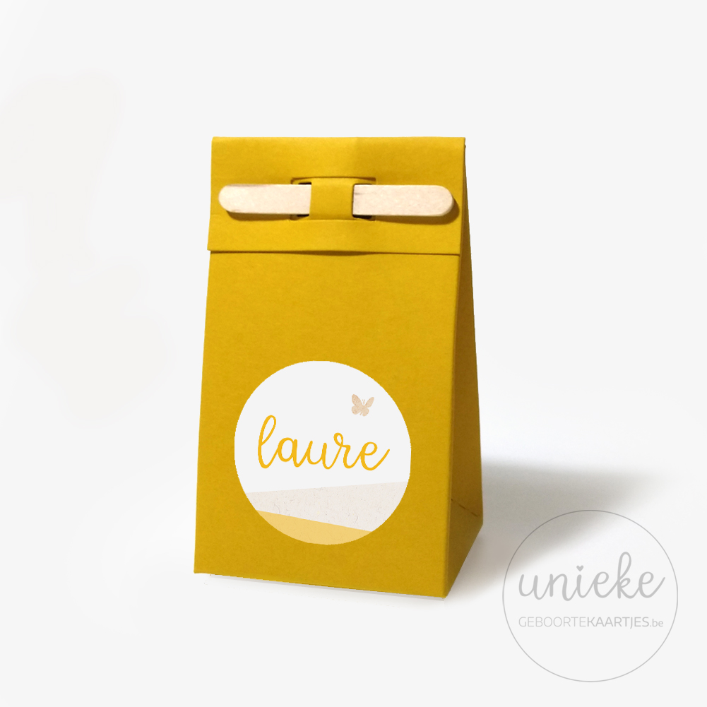 Stickertje Laure op oker doosje met stokje
