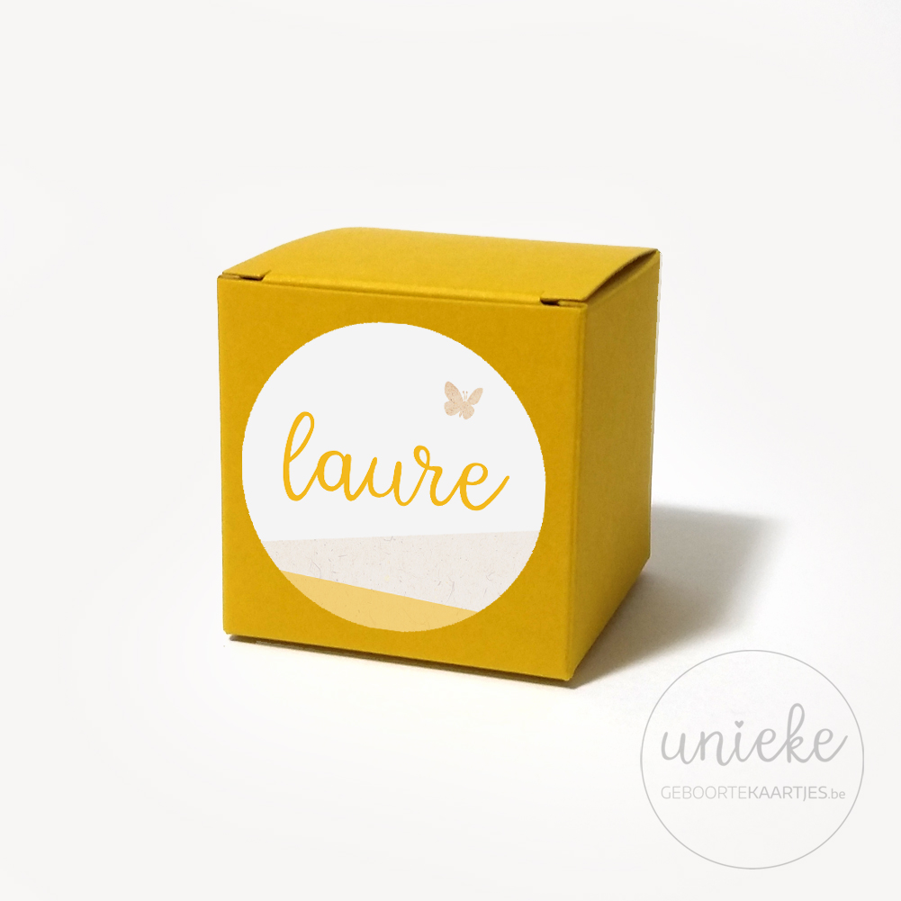 Stickertje Laure op oker doosje