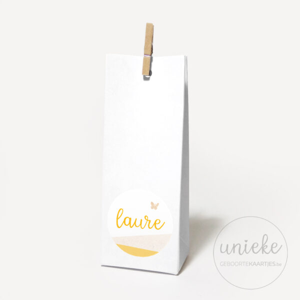 Stickertje Laure op hoog wit doosje