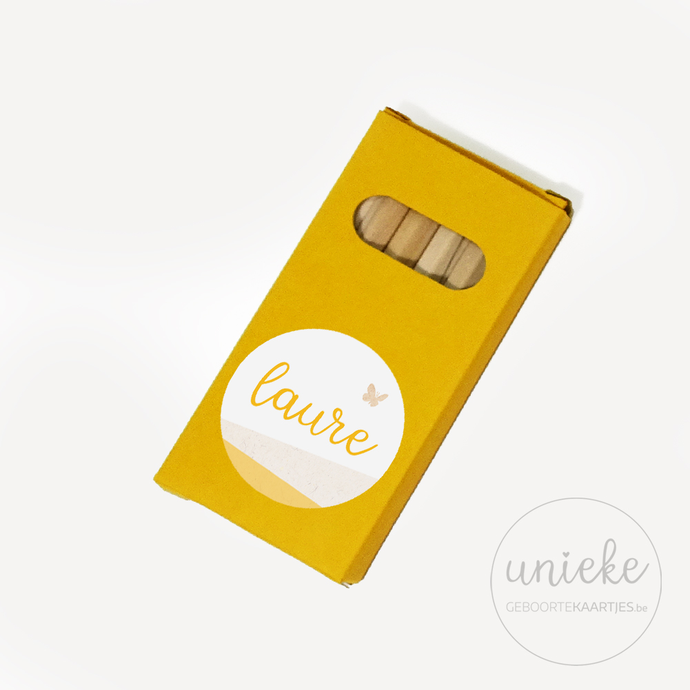 Stickertje Laure op oker pakje potloodjes
