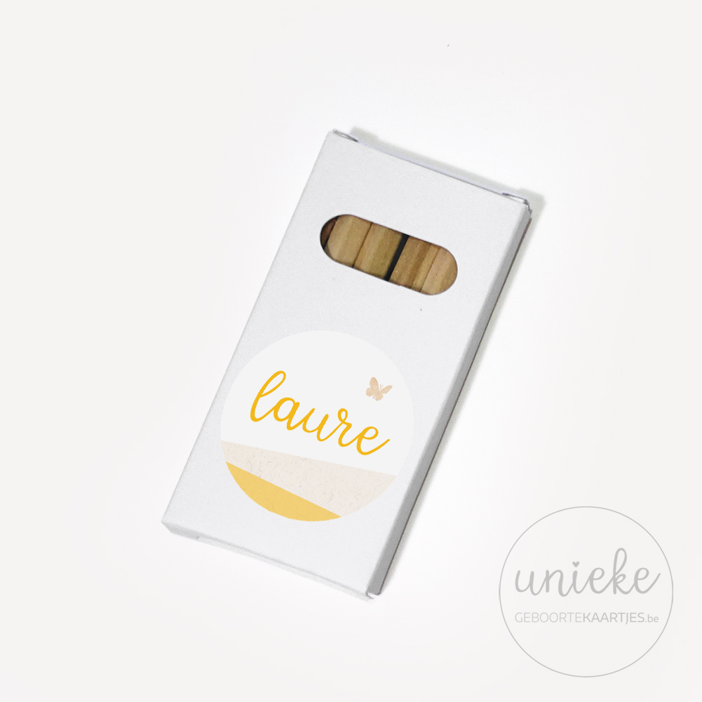 Stickertje Laure op wit pakje potloodjes