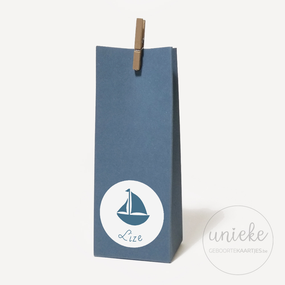 Stickertje Lize op hoog donkerblauw doosje