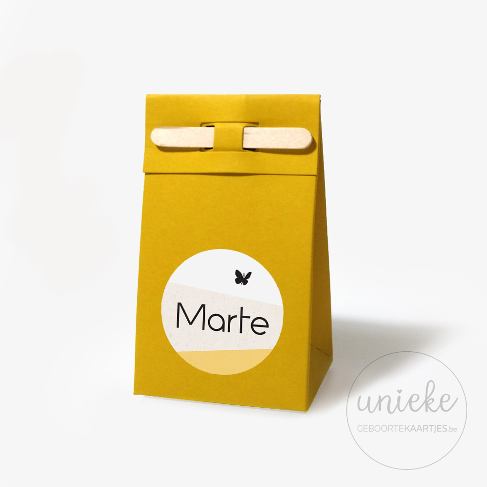 Stickertje-Marte-doosje met stokje oker Stickertje Marte op oker doosje met stokje