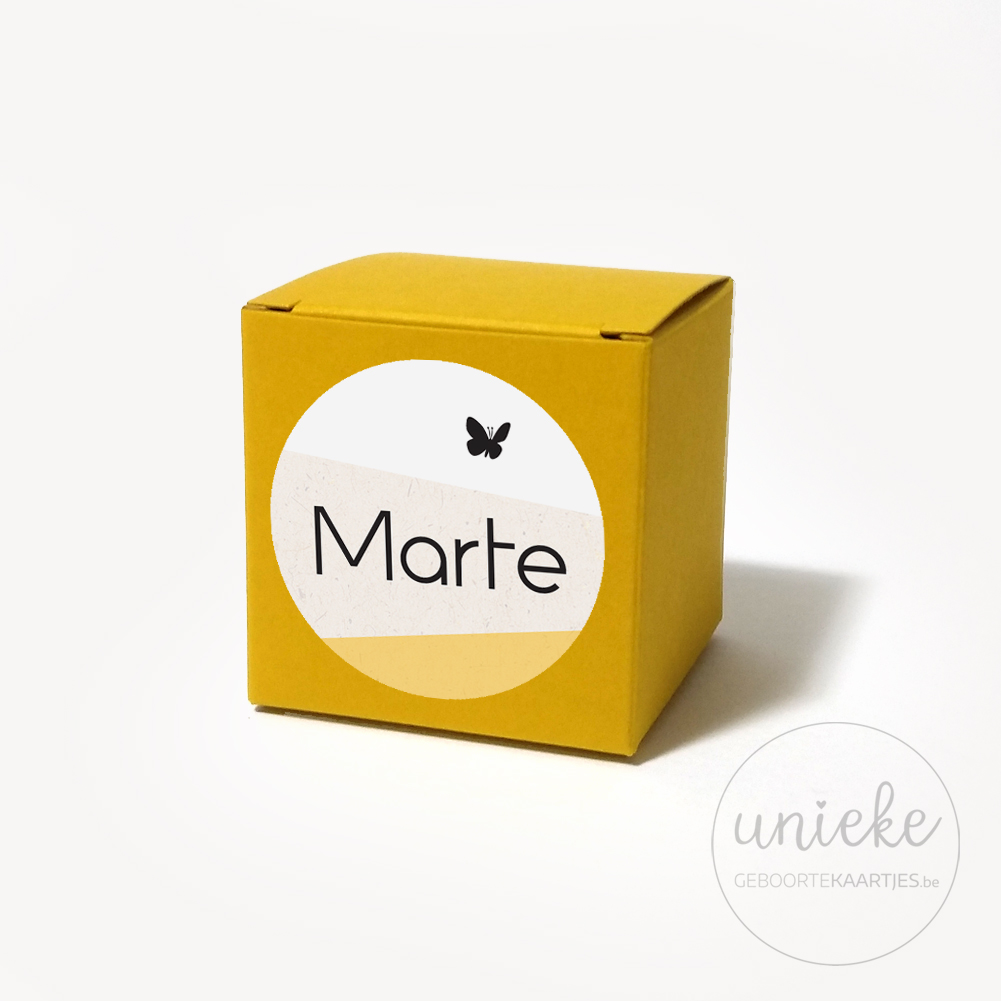 Stickertje-Marte-doosje-oker Stickertje Marte op oker doosje