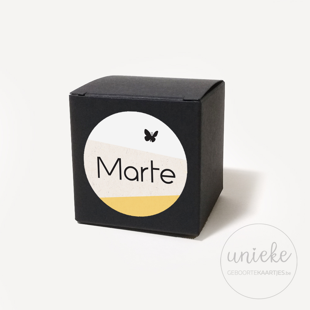 Stickertje-Marte-doosje-zwart Stickertje Martje op zwart doosje