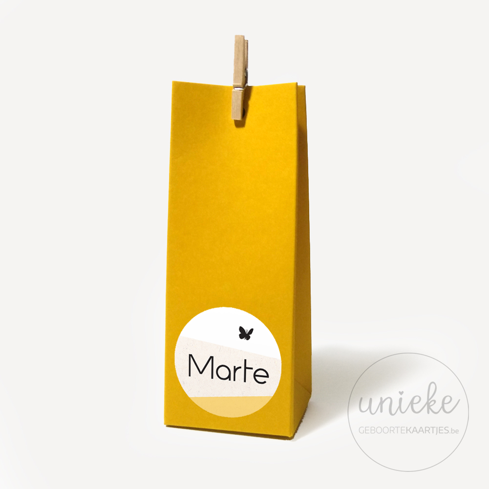 Stickertje-Marte-hoog-doosje-oker Stickertje Marte op hoog oker doosje