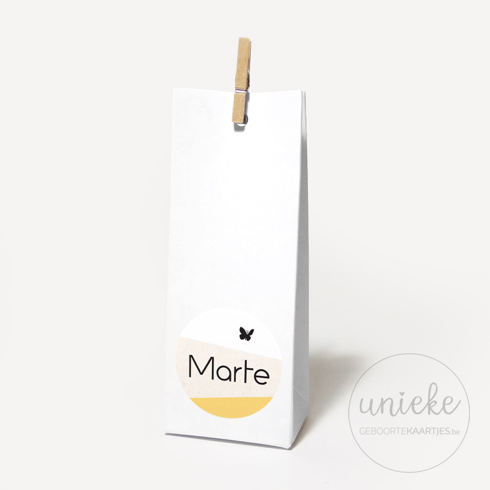 Stickertje-Marte-hoog-doosje-wit Stickertje Marte op hoog wit doosje