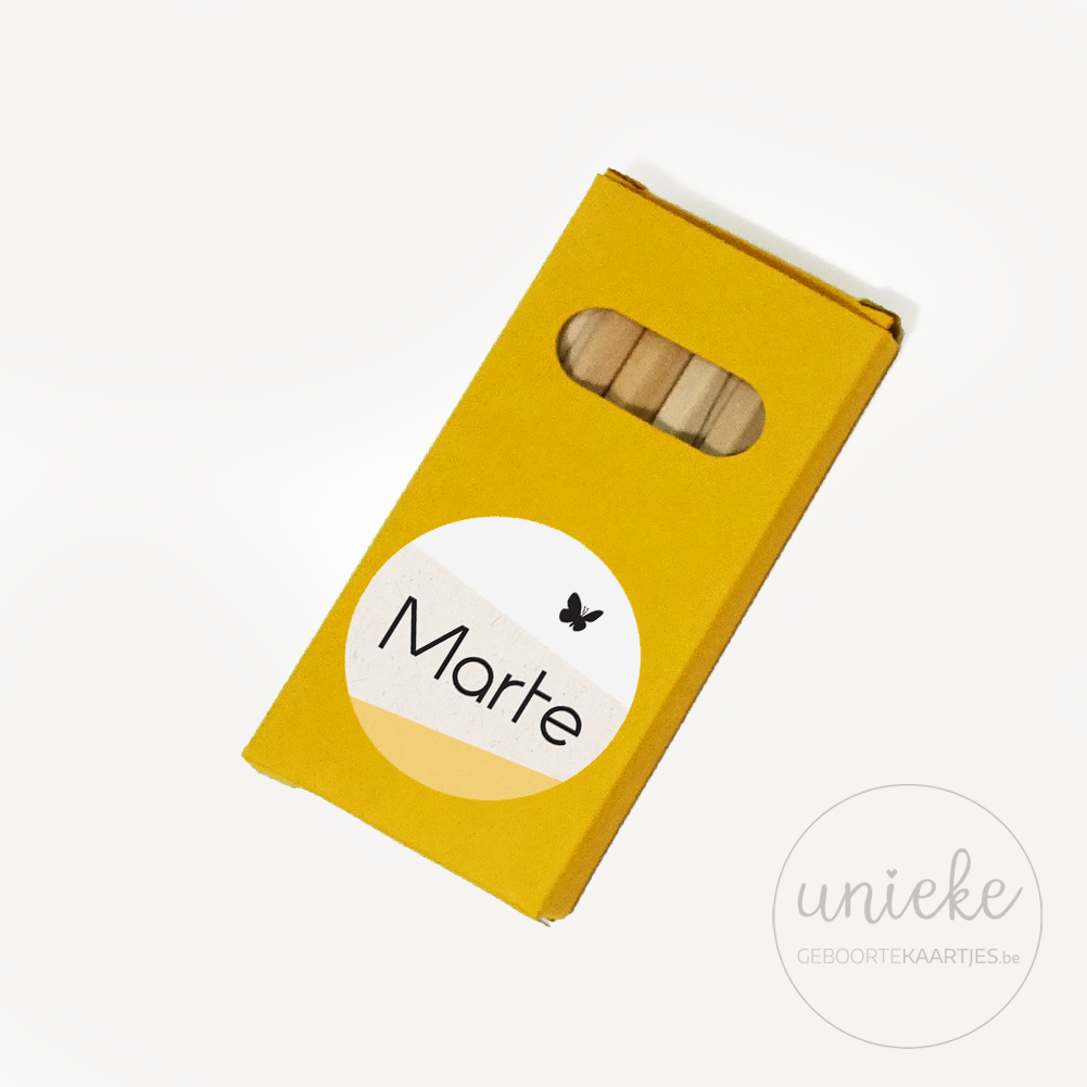 Stickertje-Marte-potloodjes-oker Stickertje Marte op oker pakje potloodjes