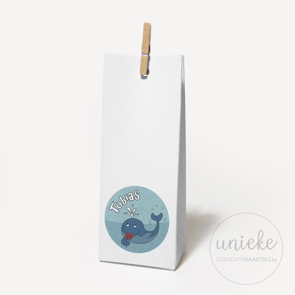 Stickertje-Tobias-hoog-doosje-wit Stickertje Tobias op hoog wit doosje