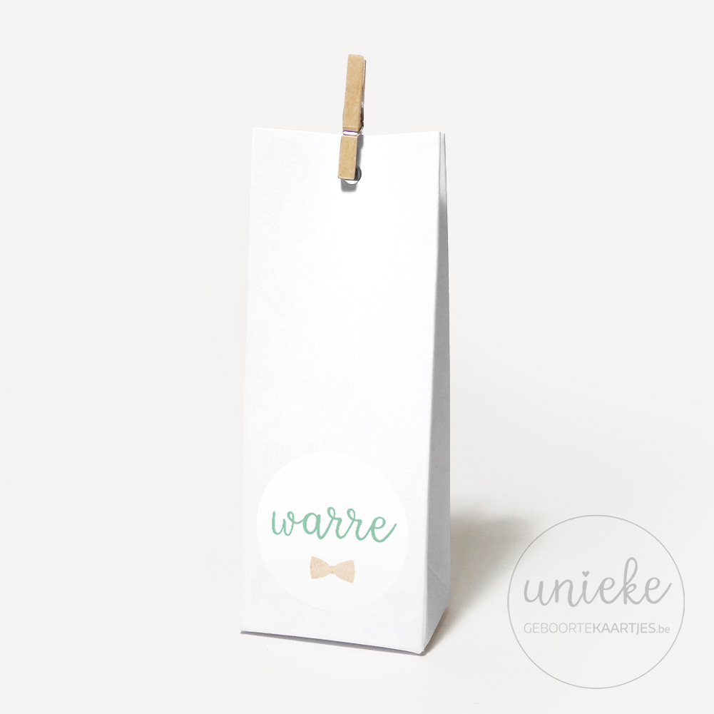 Stickertje Warre op hoog wit doosje