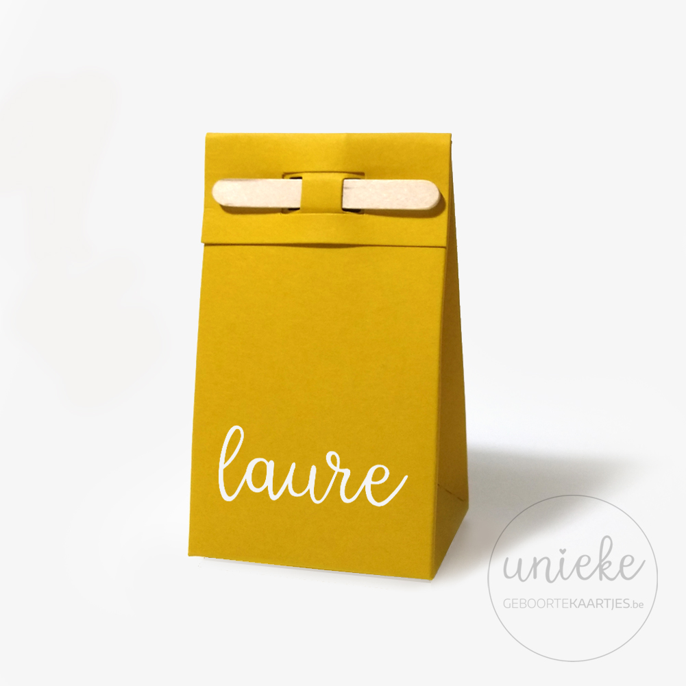 Vinylstickertje-Laure-doosj- met-stokje-oker Vinylstickertje Laure op oker doosje met houten stokje