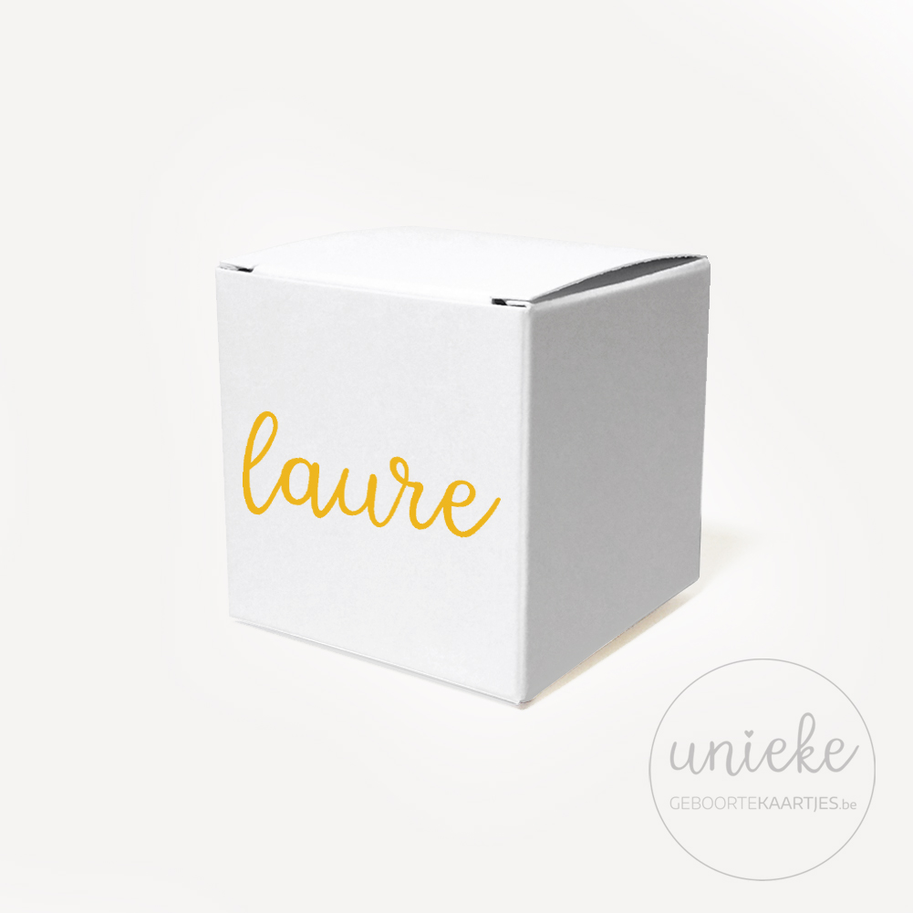Vinylstickertje-Laure-doosje-wit Vinylstickertje Laure op wit kubusdoosje