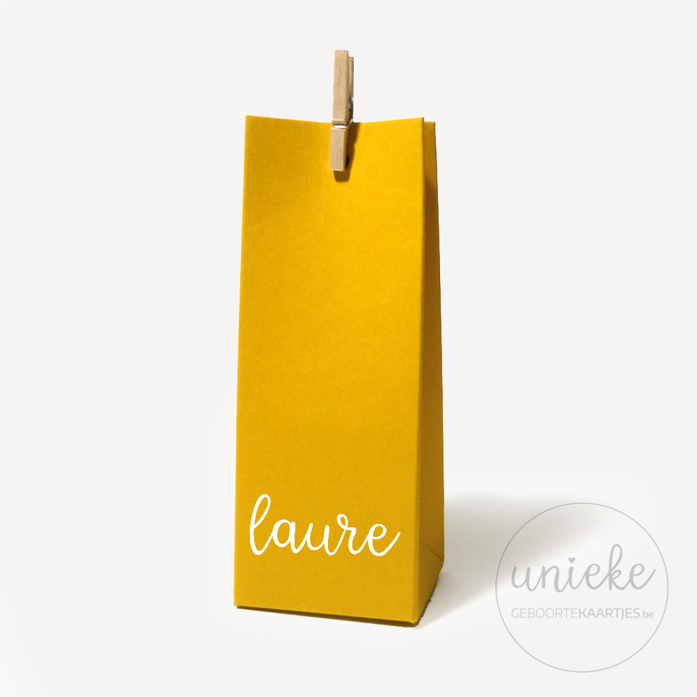 Vinylstickertje-Laure-hoog-doosje-oker Vinylstickertje Laure op oker hoog doosje