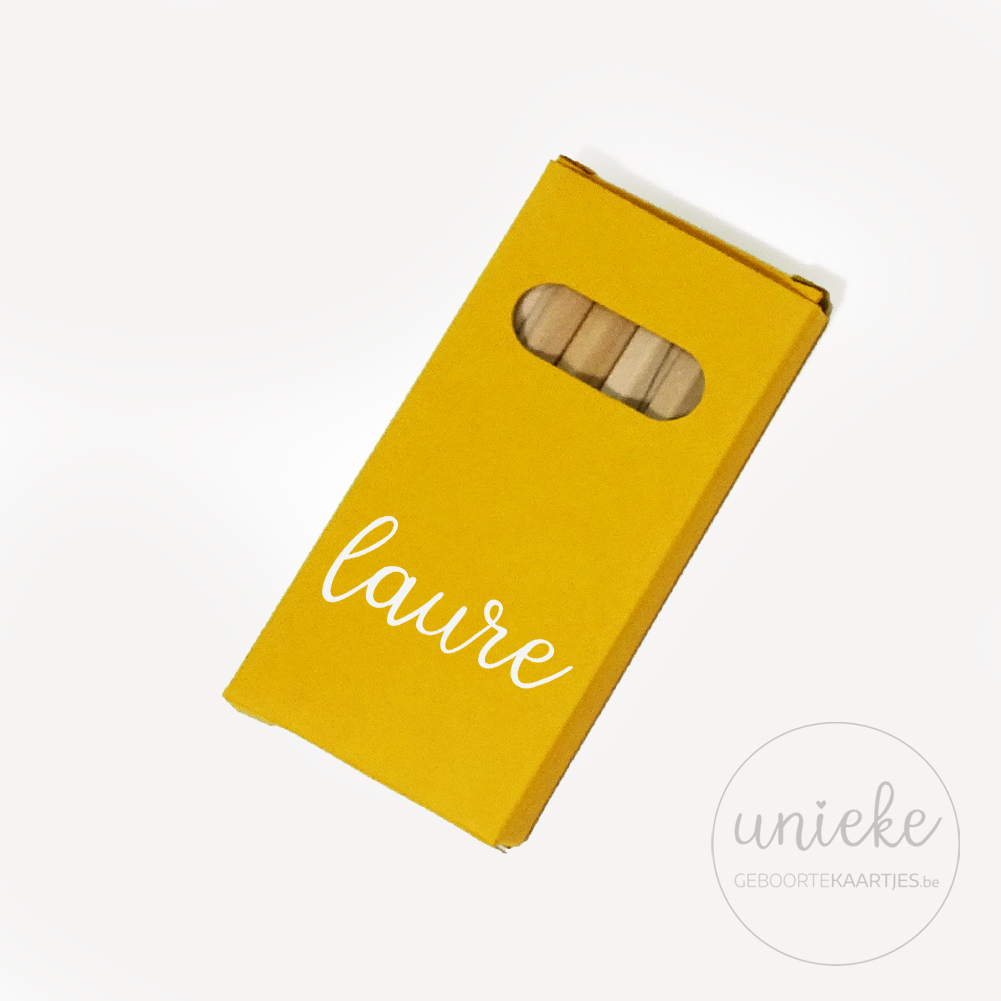 Vinylstickertje-Laure-potloodjes-oker Vinylstickertje Laure op oker potlooddoosje
