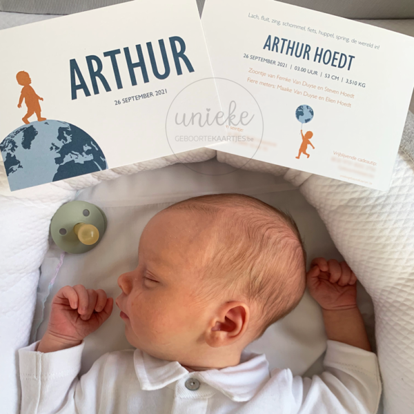 Foto van Arthur met zijn geboortekaartje