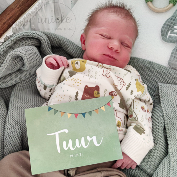 Foto van Tuur met zijn geboortekaartje