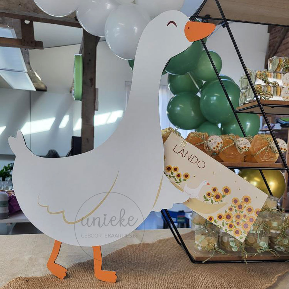 Een foto van de aluminium gans van de doopsuikerpresentatie van Lando