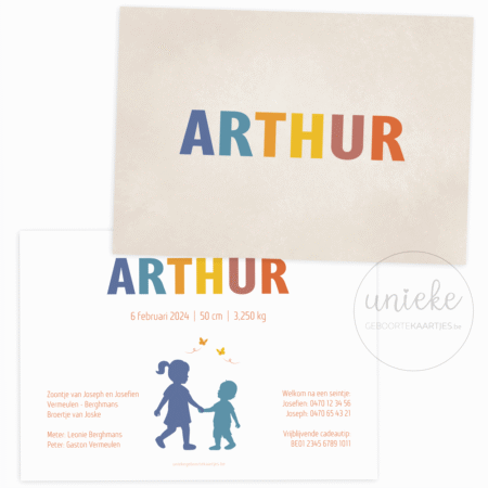 De voorkant en de achterkant van het geboortekaartje van Arthur met drukletters