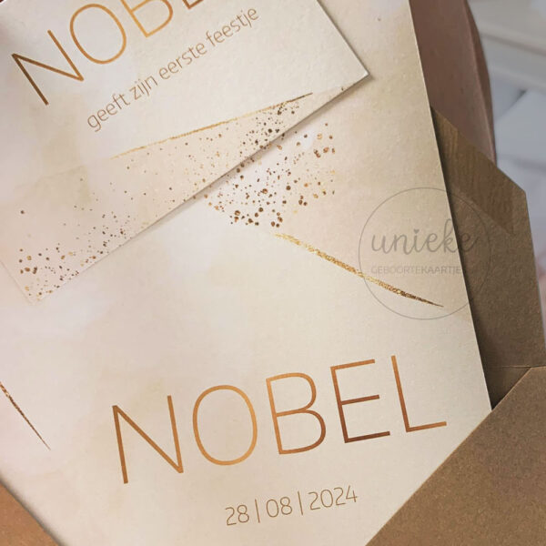 Een foto van het geboortekaartje en babyborrelkaartje van Nobel