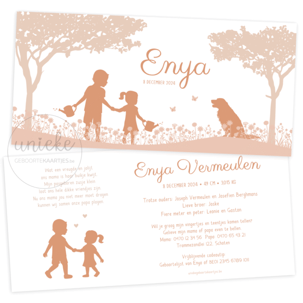 De voorkant en de achterkant van het geboortekaartje van Enya met een hond en een bloemenweide
