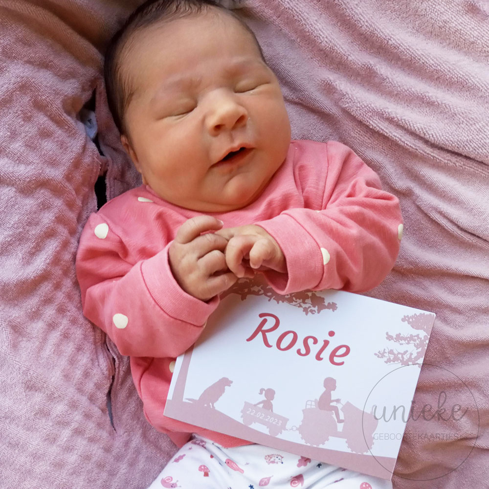 Foto van Rosie met haar geboortekaartje
