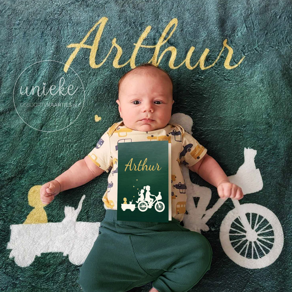 Een foto van Arthur met zijn geboortekaartje