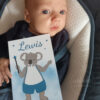 foto-lewis-met-geboortekaartje Een foto van Lewis met zijn geboortekaartje