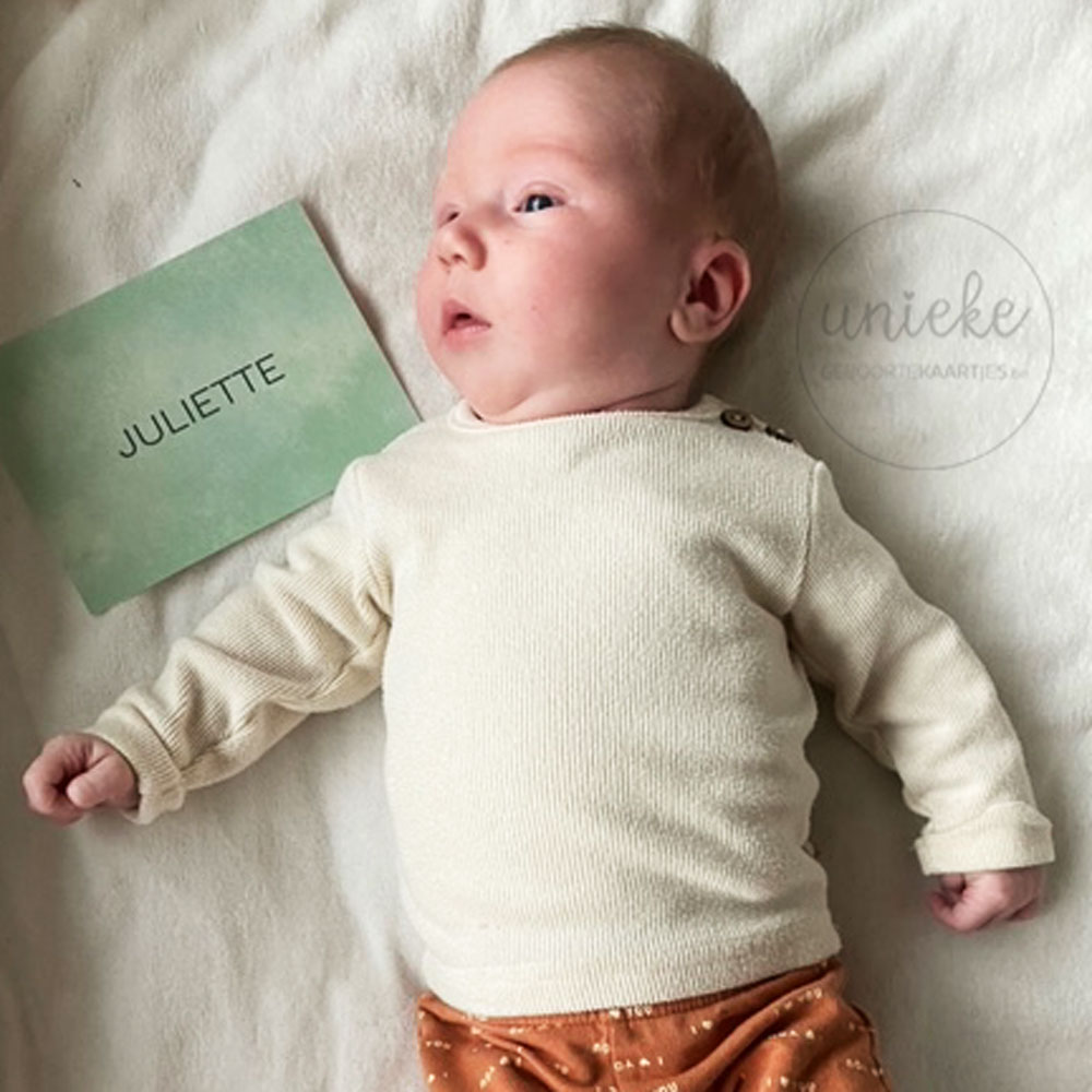 Een foto van Juliette met haar geboortekaartje