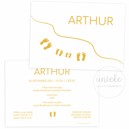 De voorkant en de achterkant van het kaartje van Arthur met voetstapjes