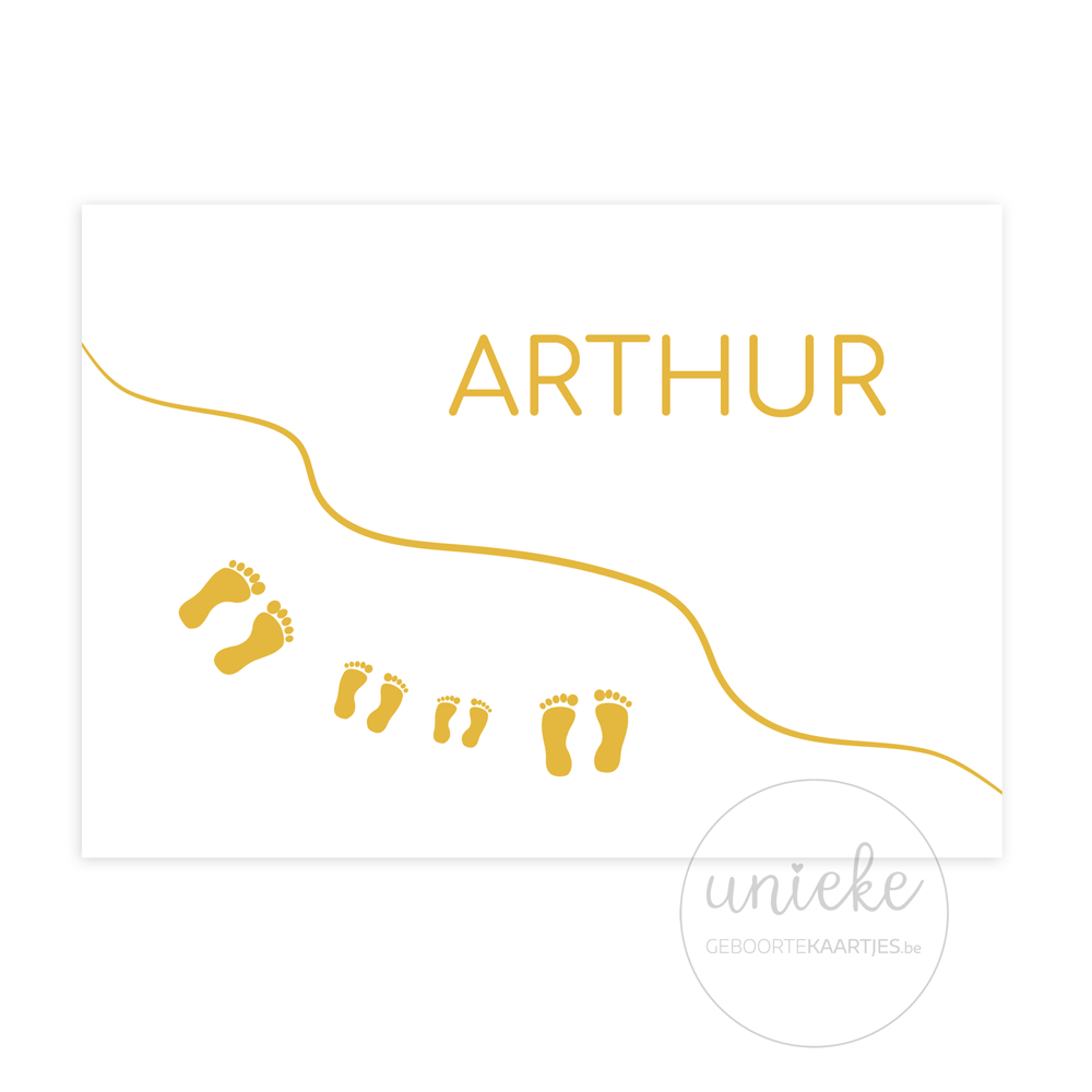 De voorkant van het geboortekaartje van Arthur met voetstapjes