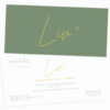 De voorkant en de achterkant van het geboortekaartje van Liv met olijfgroen