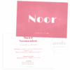 De voorkant en de achterkant van het geboortekaartje van Noor met roze achtergrond