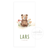 De voorkant van het geboortekaartje van Lars met een beer