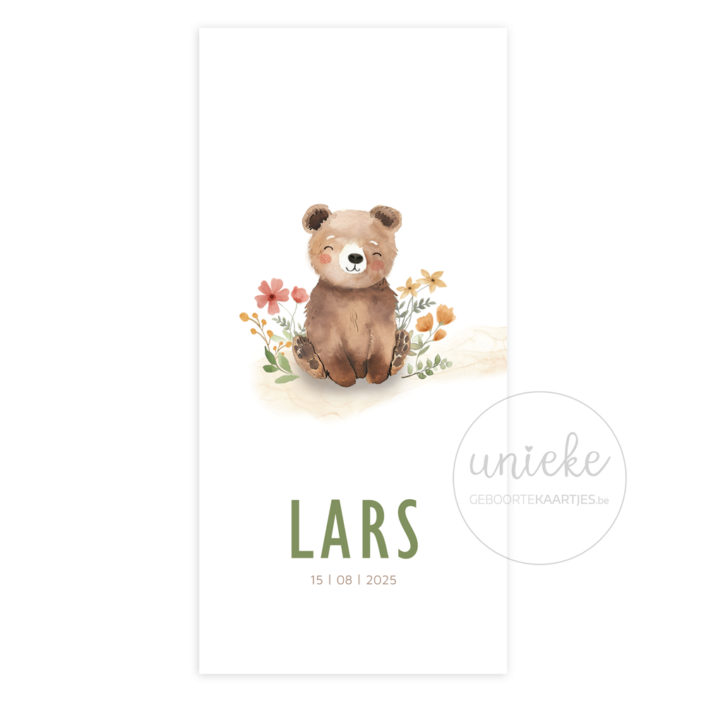 De voorkant van het geboortekaartje van Lars met een beer