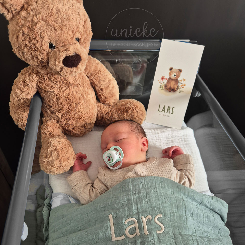 Een foto van Lars met zijn geboortekaartje